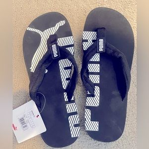 Sz. 5 black & white Puma flip flops